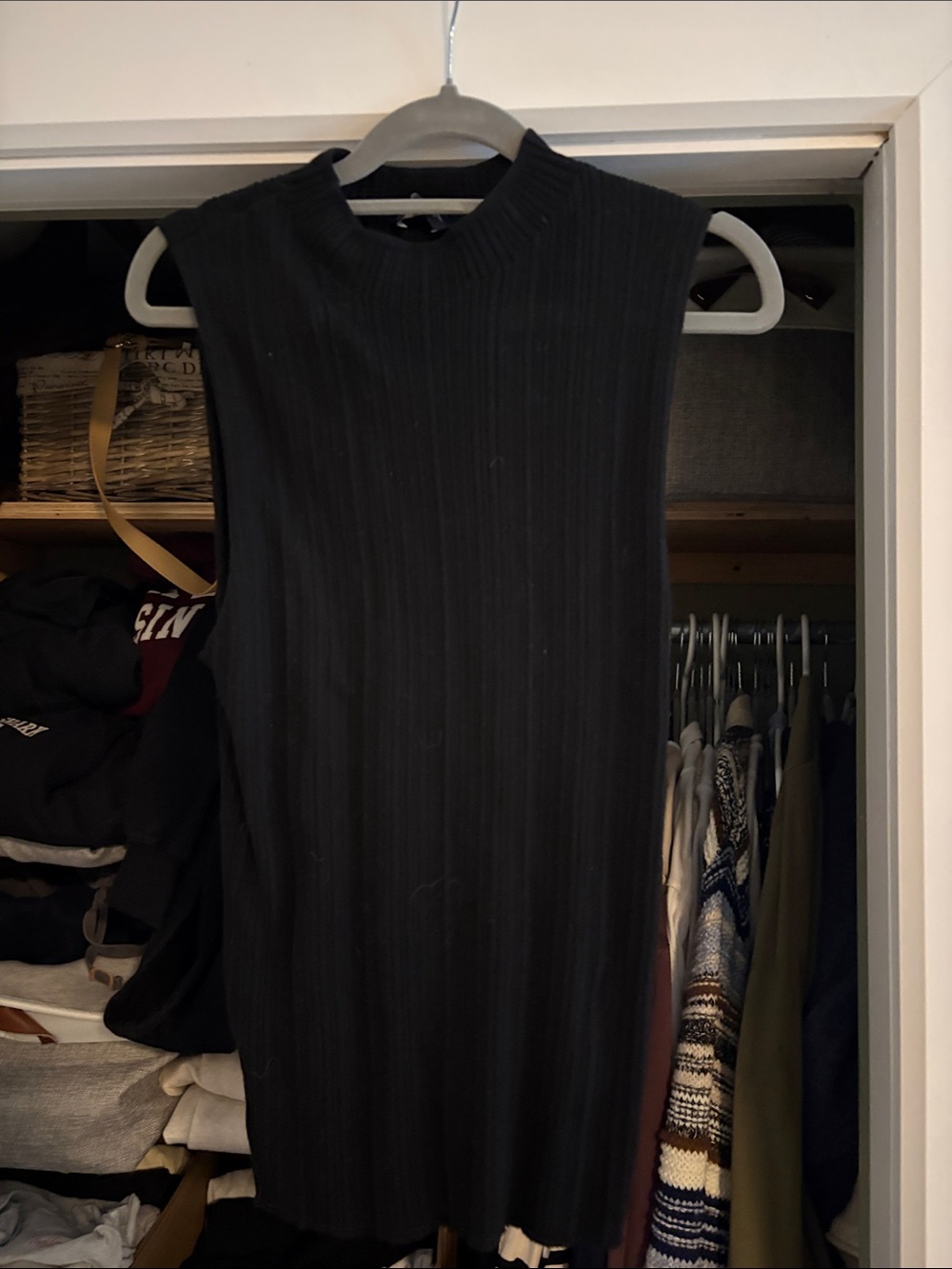 Sleeveless knit sweater - women’s